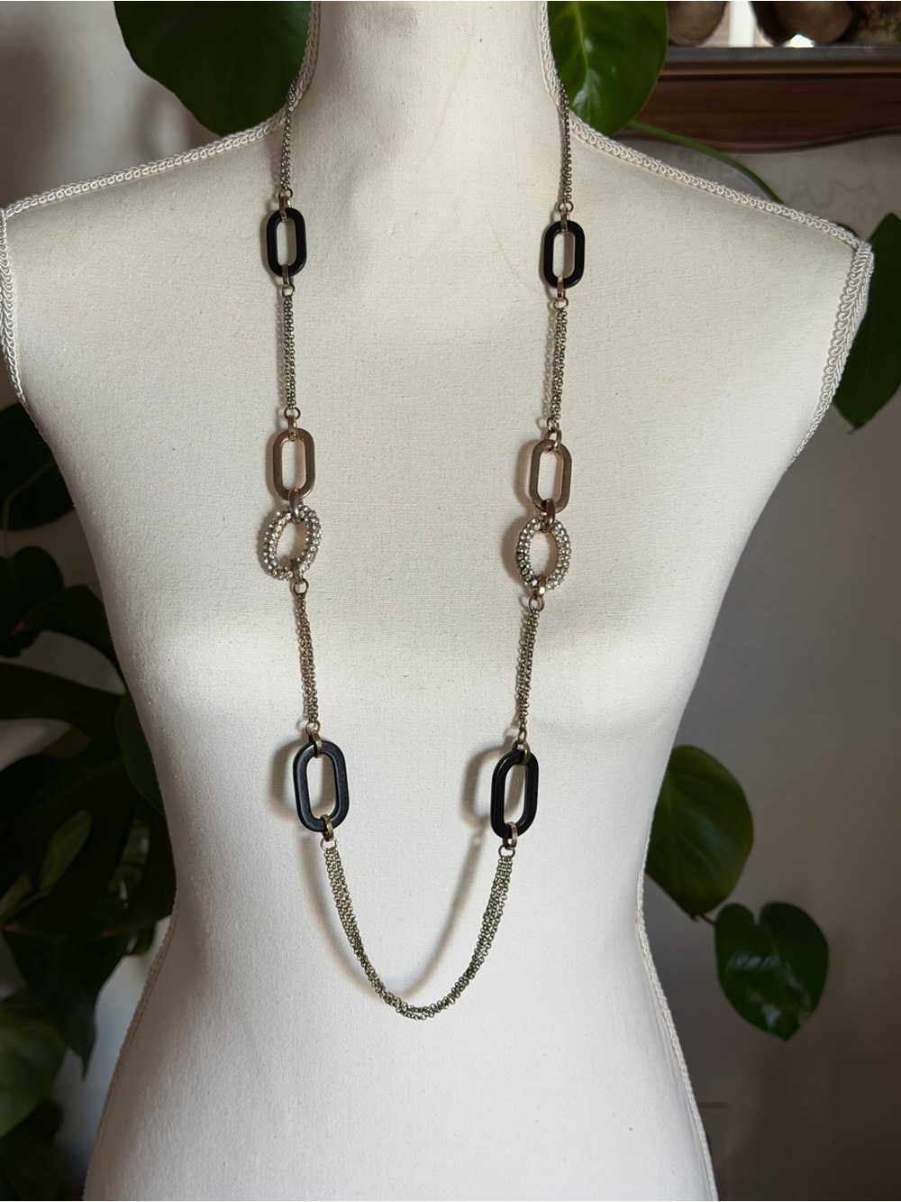 Vintage Long Silver Tone & Black Lucite Oval Hoops Long Necklace